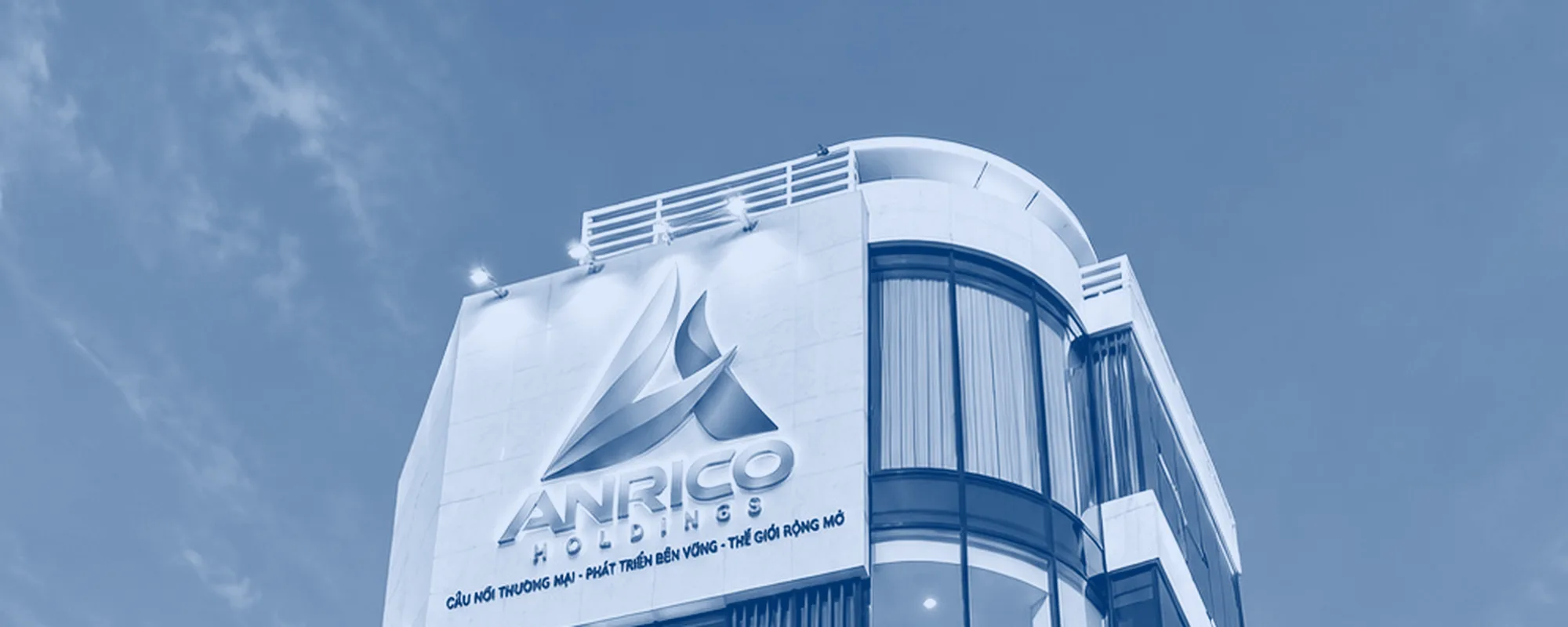 自街角望向 ANRICO HOLDINGS 总部大楼顶层的公司标识